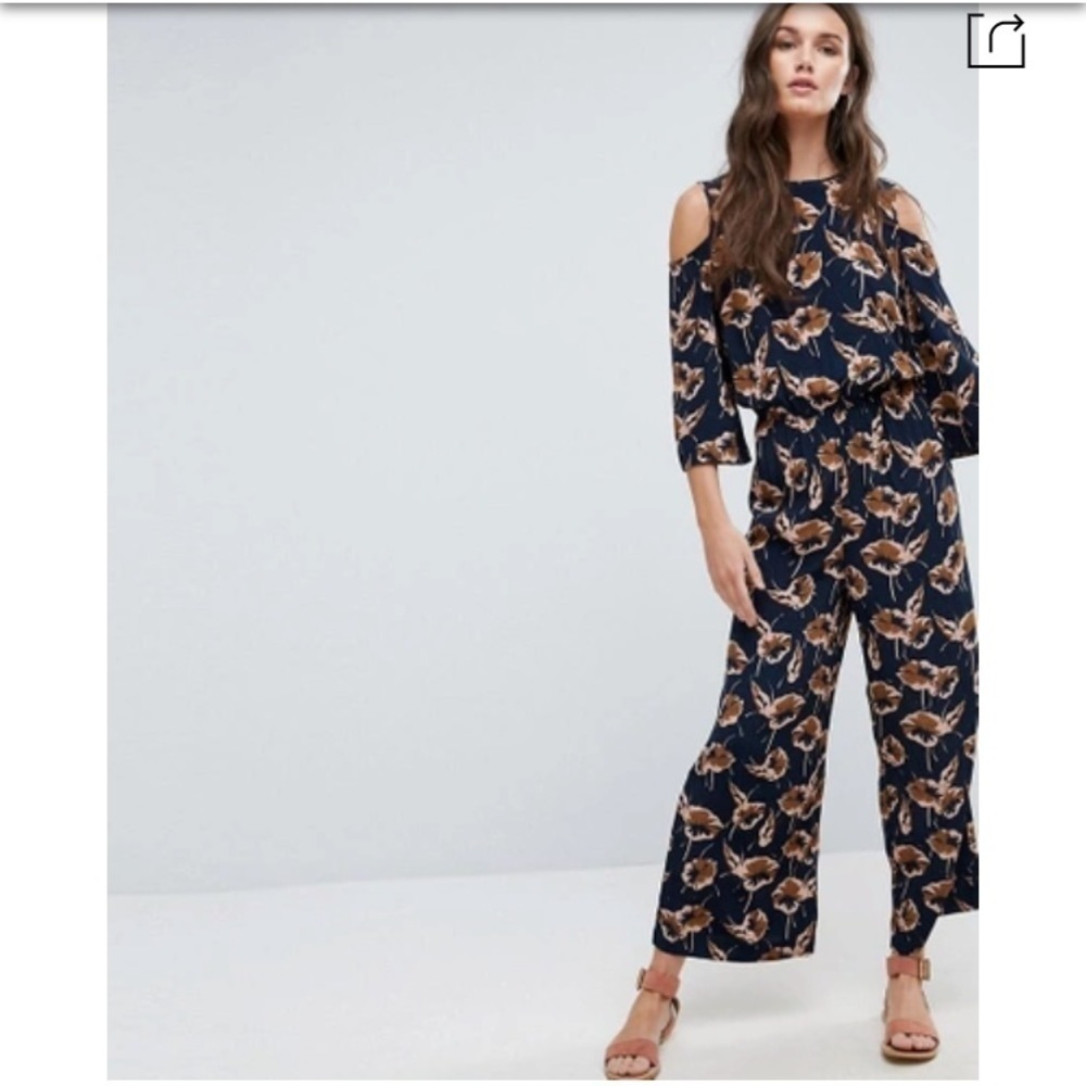 Y.A.S ASOS jumpsuit
LELLA BURNT POPPY PRINT COLD SHOULDER JUMPSUIT XS navy tan